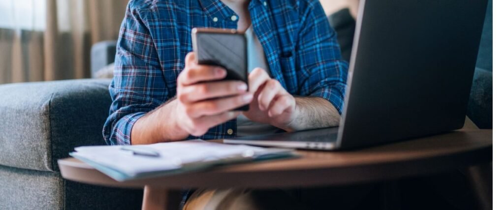 Zmogus mokosi anglu kalbos internetu