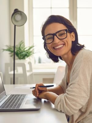 moteris mokosi anglu kalbos nuotoliniu budu